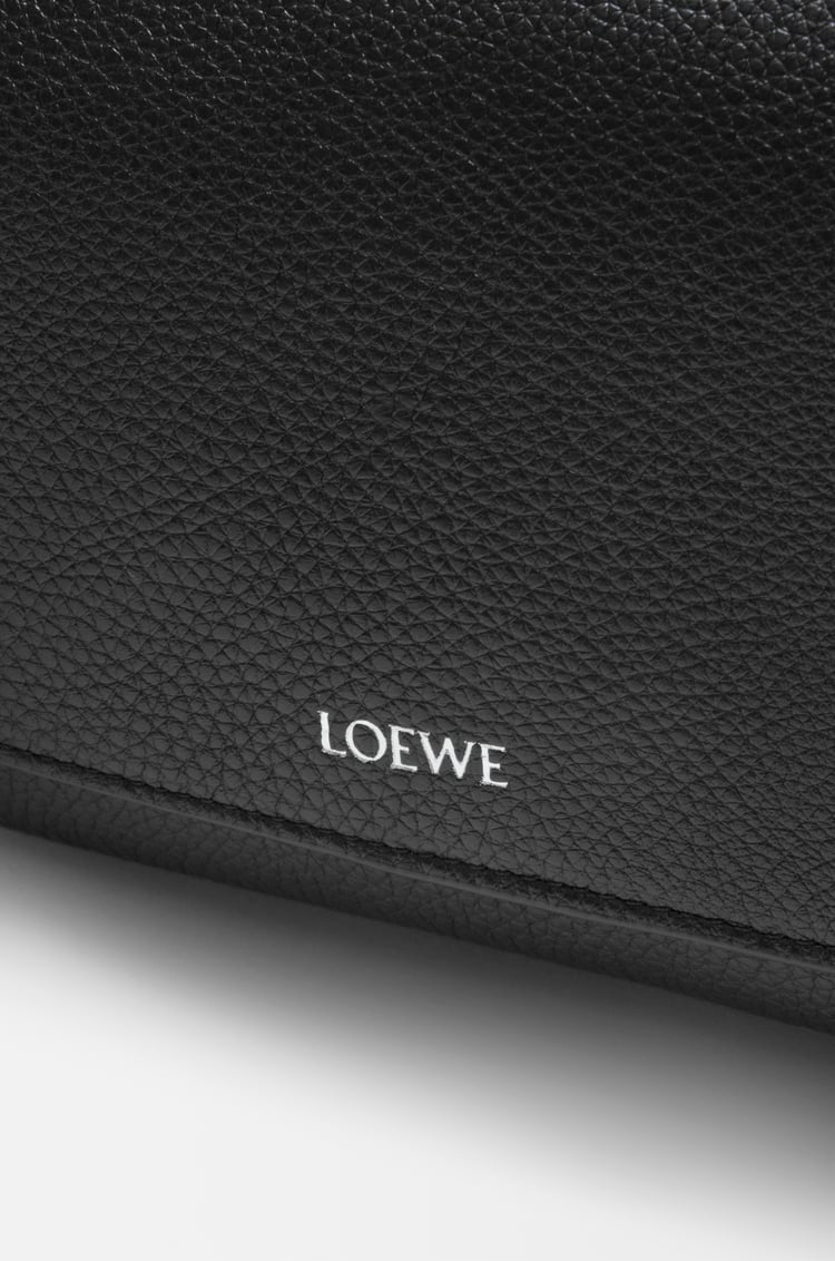 LOEWE ペブル メッセンジャーバッグ スモール（サプルグレインカーフ） ブラック