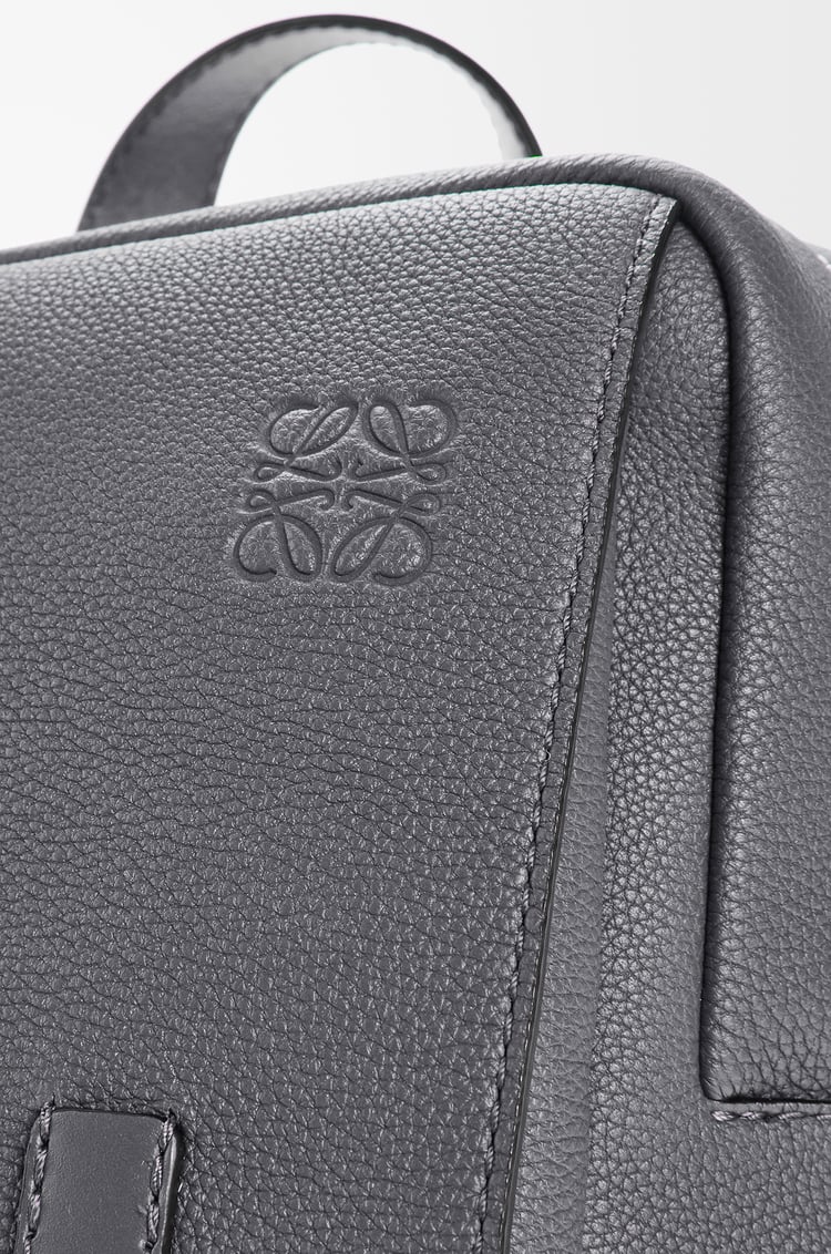 LOEWE Mochila Military en piel de ternera Antracita