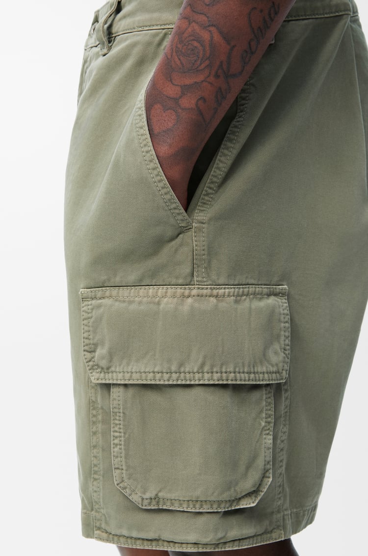 LOEWE Pantalón corto cargo en algodón Salvia