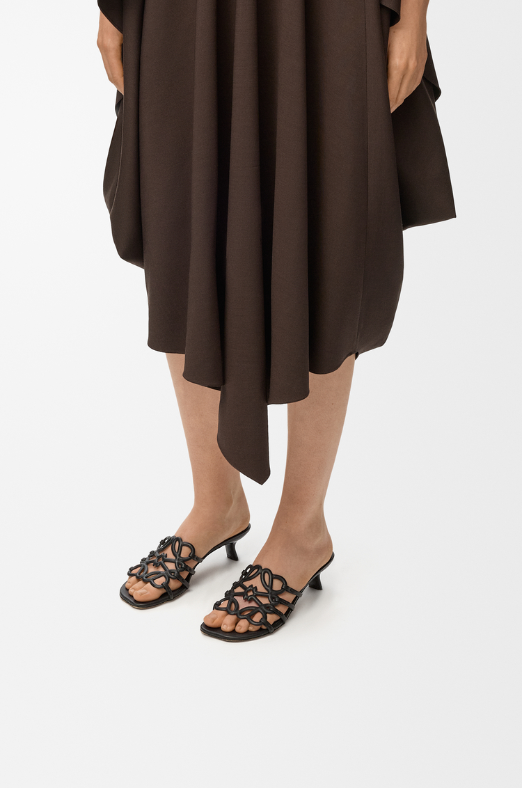 LOEWE Sandalia Petal Anagram en piel de ternera Negro