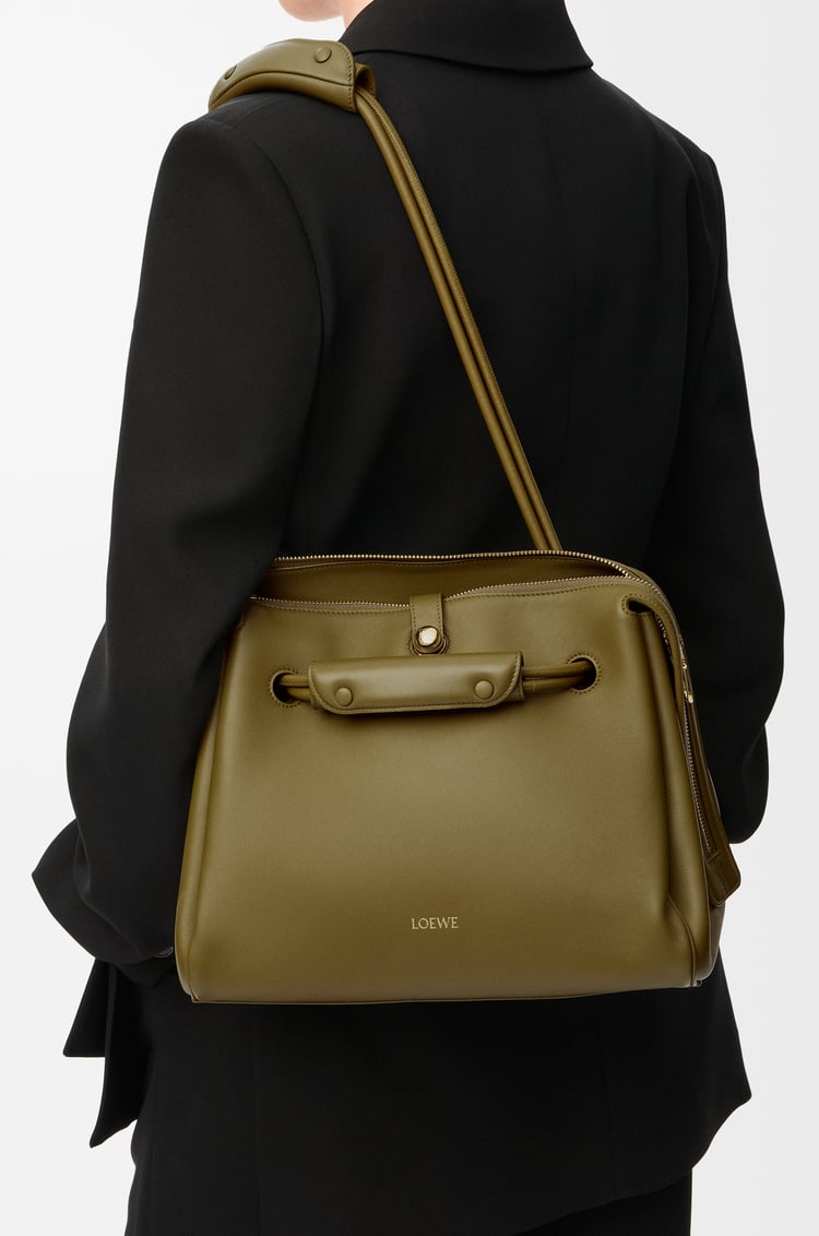 LOEWE Bolso Madrid mediano en piel de ternera Oliva