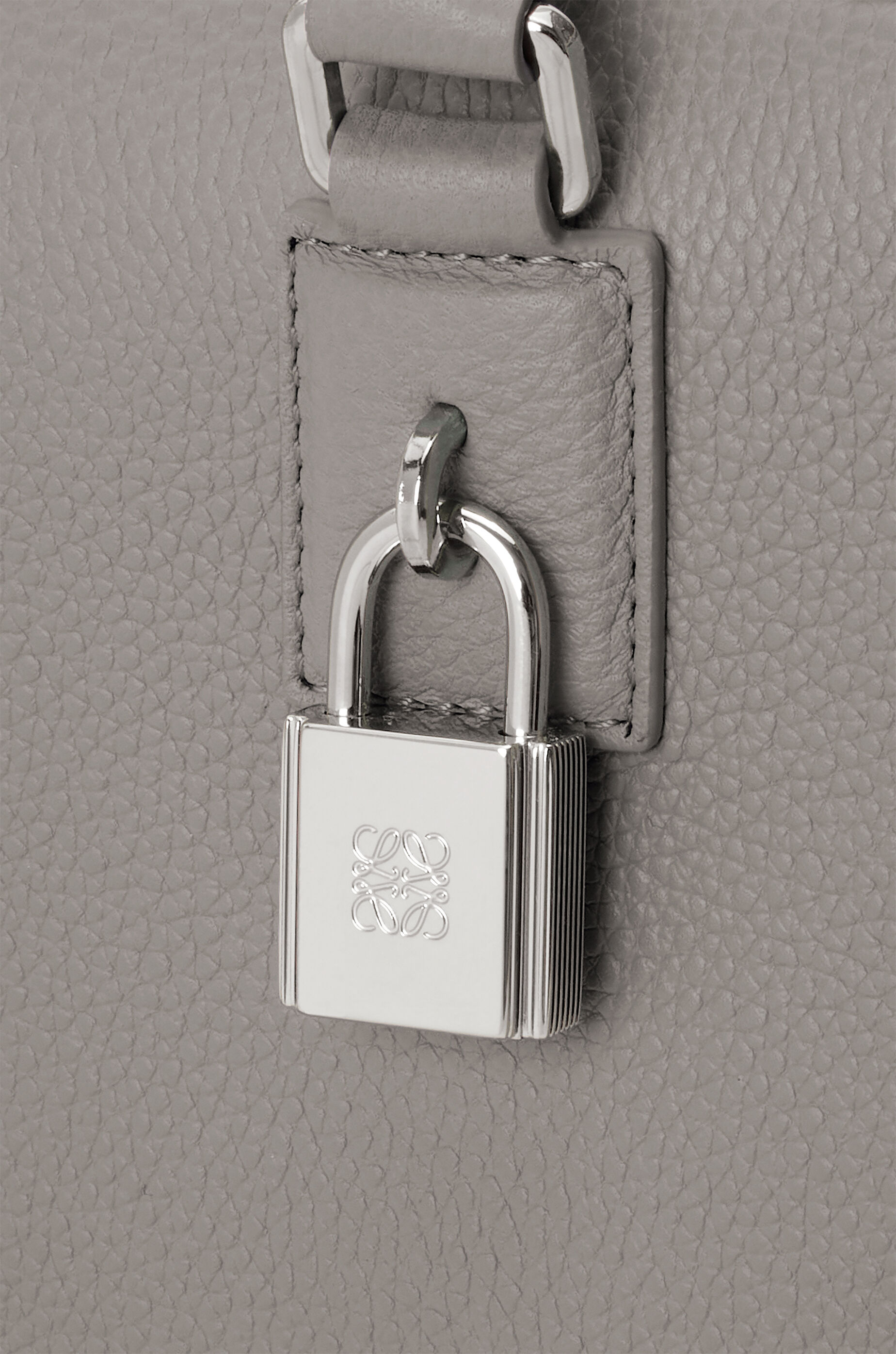 LOEWE Bolso Amazona 28 en suave piel de ternera graneada Gris Perla