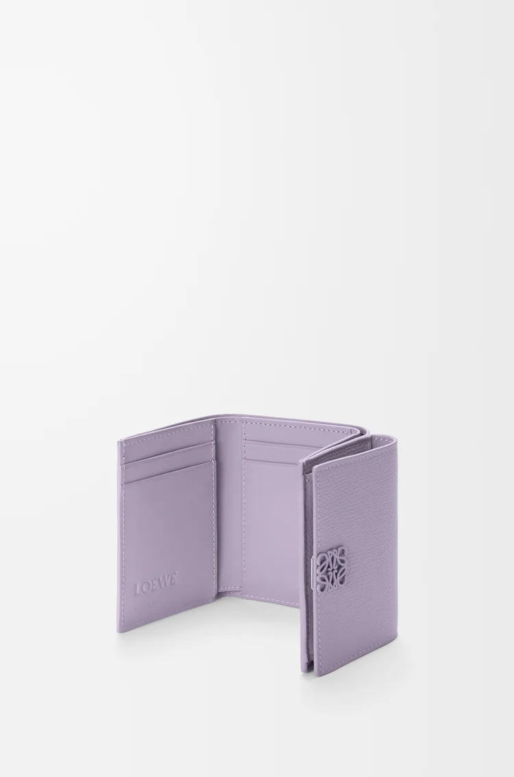 LOEWE アナグラム トライフォールドウォレット（ペブルグレインカーフ） ダーティモーヴ