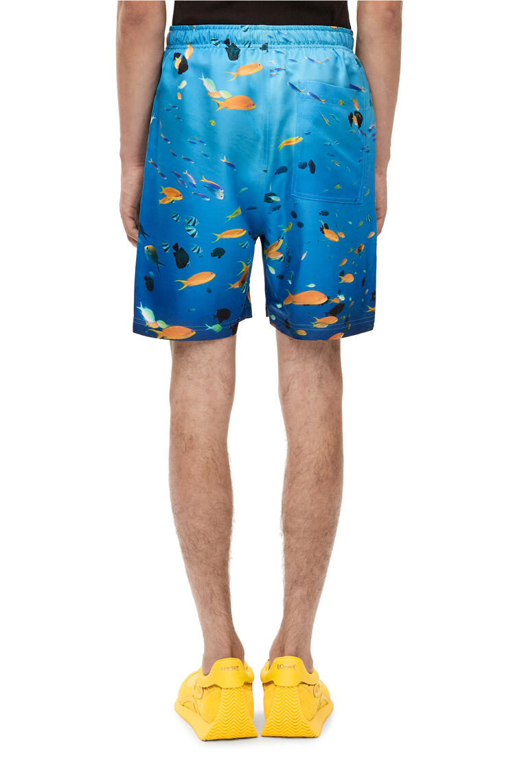 LOEWE Pantalones cortos en seda con estampado de acuario Multicolor