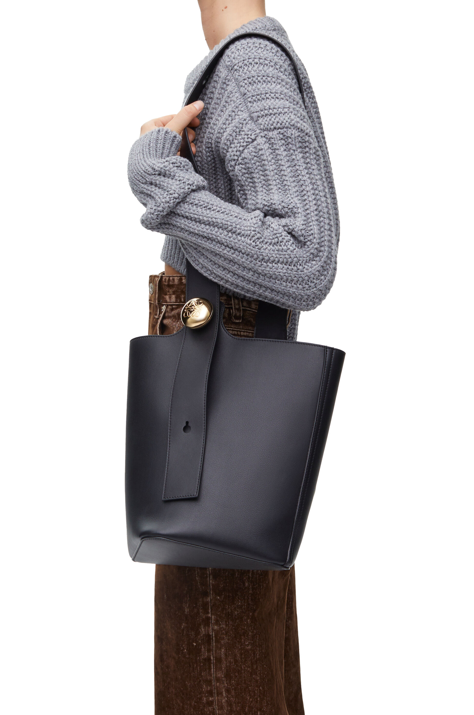 Medium Pebble bucket in smooth calfskin Black LOEWE