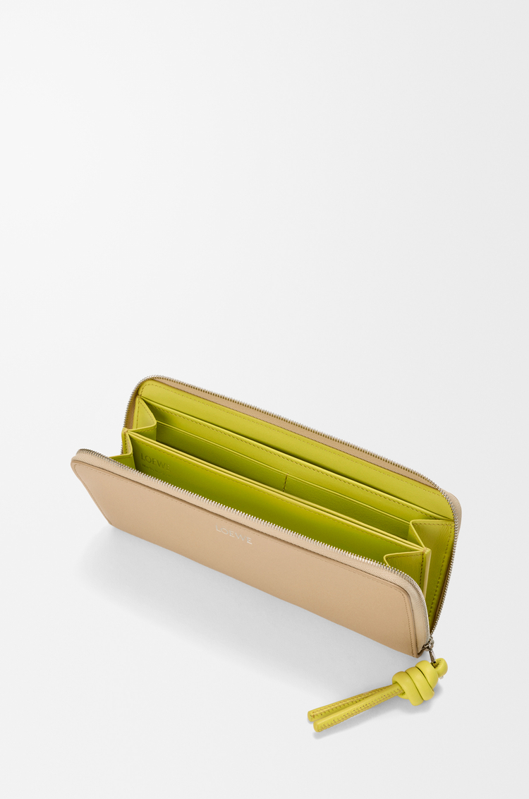 LOEWE Cartera con cremallera Knot en piel napa de ternera brillante Beige/Limón
