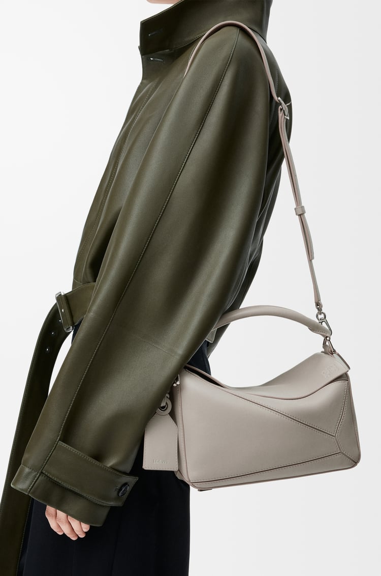 LOEWE Bolso Featherlight Puzzle pequeño en piel napa de cordero ligera Gris Valva