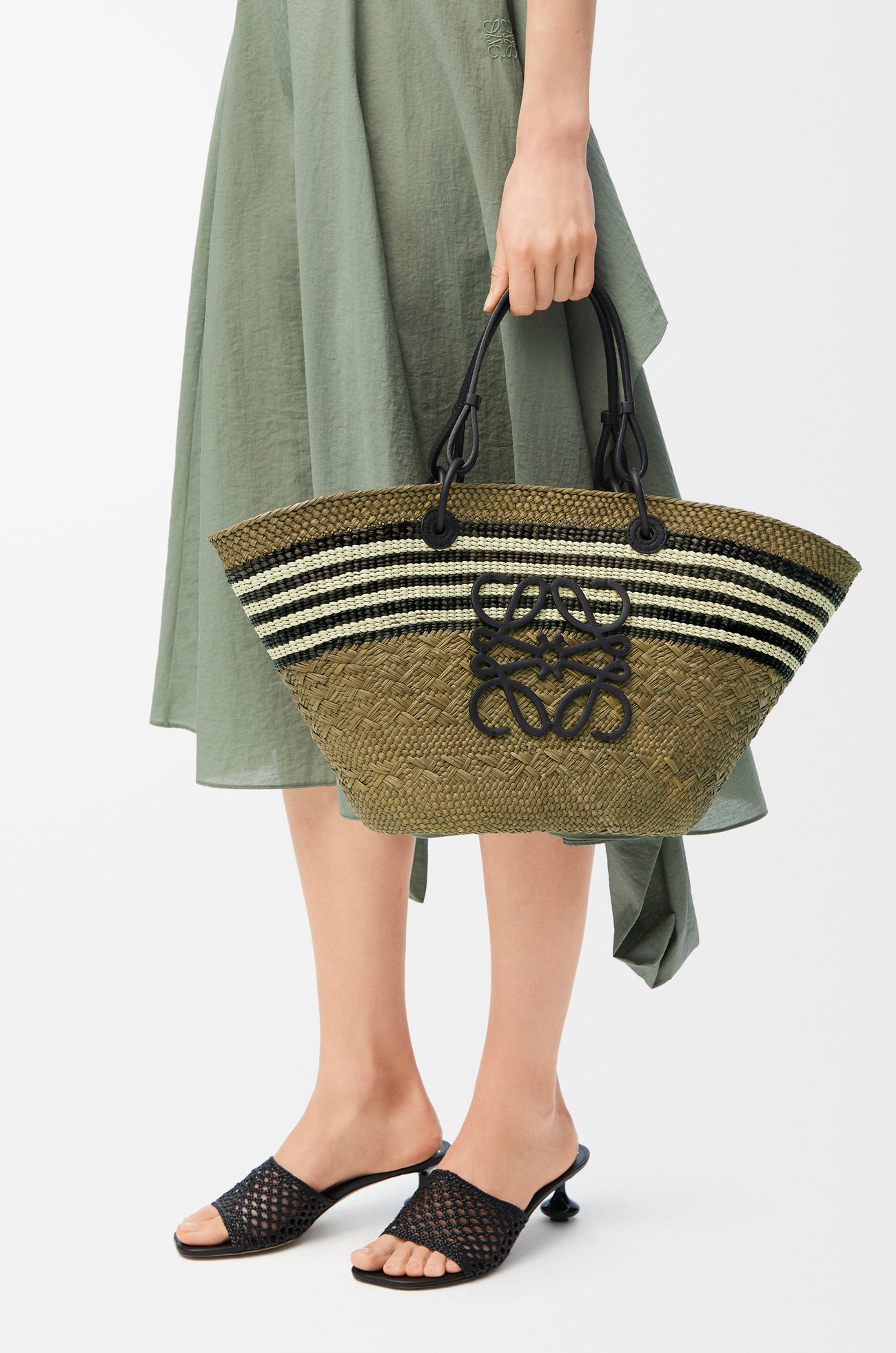 LOEWE Medium Anagram basket in iraca palm and calfskin Dark Khaki/Black