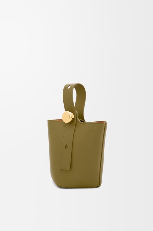 LOEWE Bolso Pebble Bucket mini en piel de ternera Oliva plp_rd