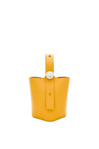 LOEWE Mini Pebble Bucket Bag aus weichem Kalbsleder Sonnenblume plp_rd