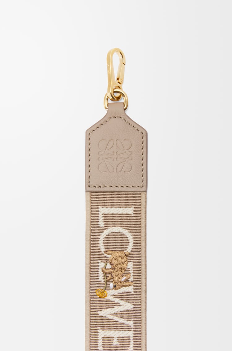 LOEWE 提花和牛皮革小兔 Anagram 肩带 沙色