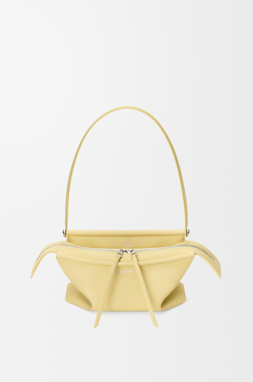 LOEWE Borsa Whisker piccola in pelle di vitello smaltata Vaniglia
