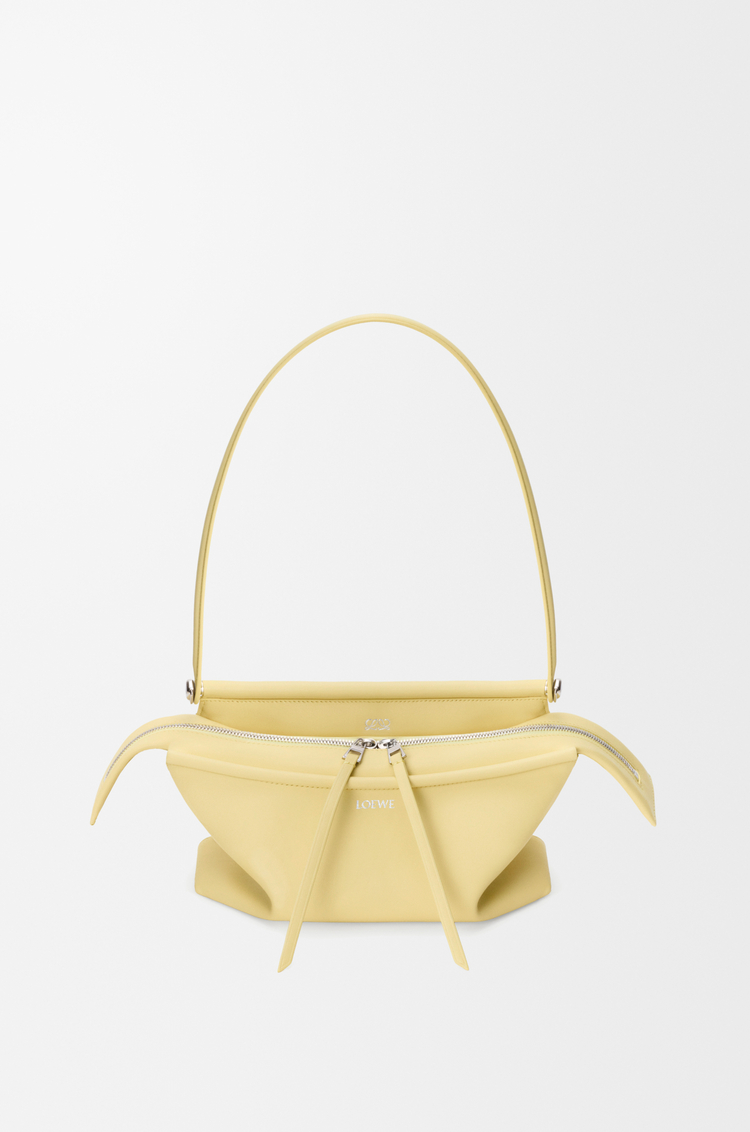 LOEWE Borsa Whisker piccola in pelle di vitello smaltata Vaniglia