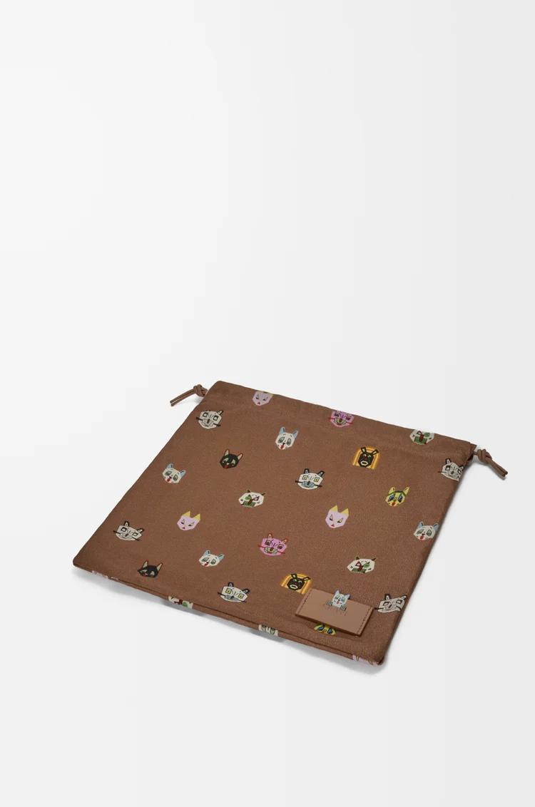 LOEWE キャッツ ドローストリングポーチ スモール（キャンバス） モカ