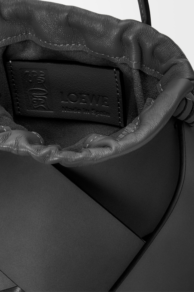 LOEWE Bolso pochette entrelazado en piel de ternera Negro