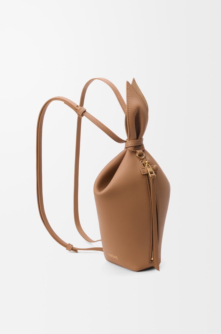 LOEWE Mochila Scarf en piel de ternera lisa Moca