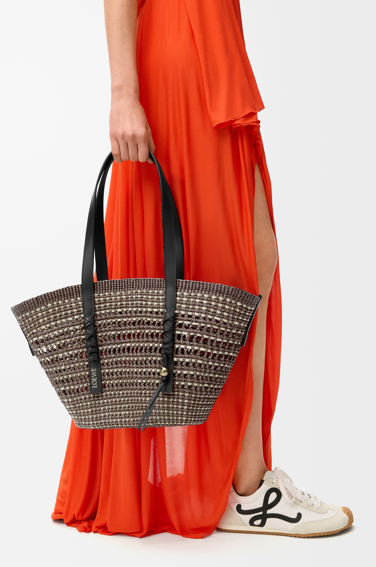 LOEWE 中号伊拉卡棕榈纤维和牛皮革 Braid Basket 手袋 卡其色/自然色