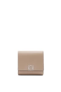 LOEWE Anagram compact flap wallet in pebble grain calfskin Sand pdp_rd