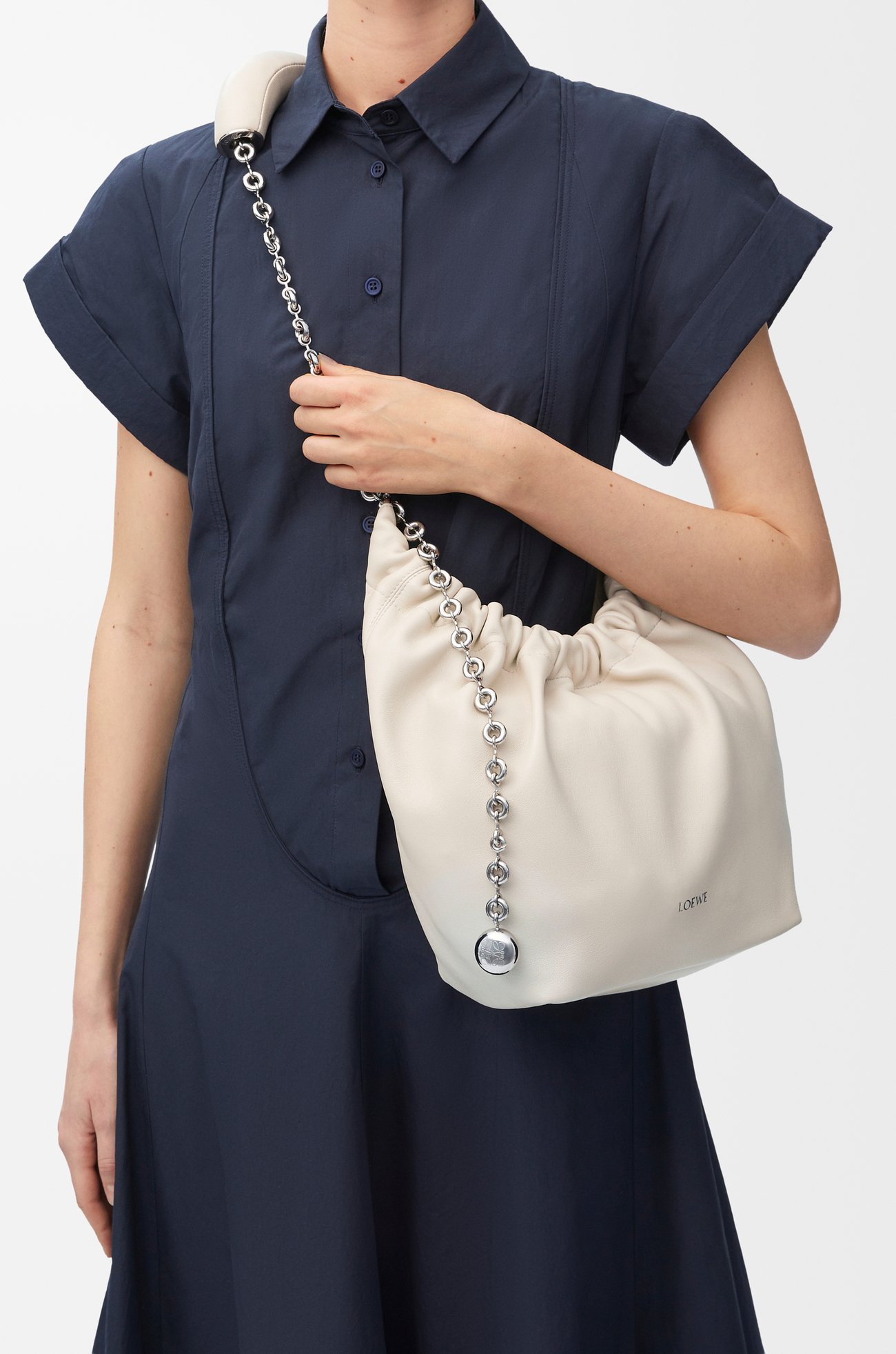 LOEWE Bolso Squeeze pequeño en piel napa de cordero Sal Marina