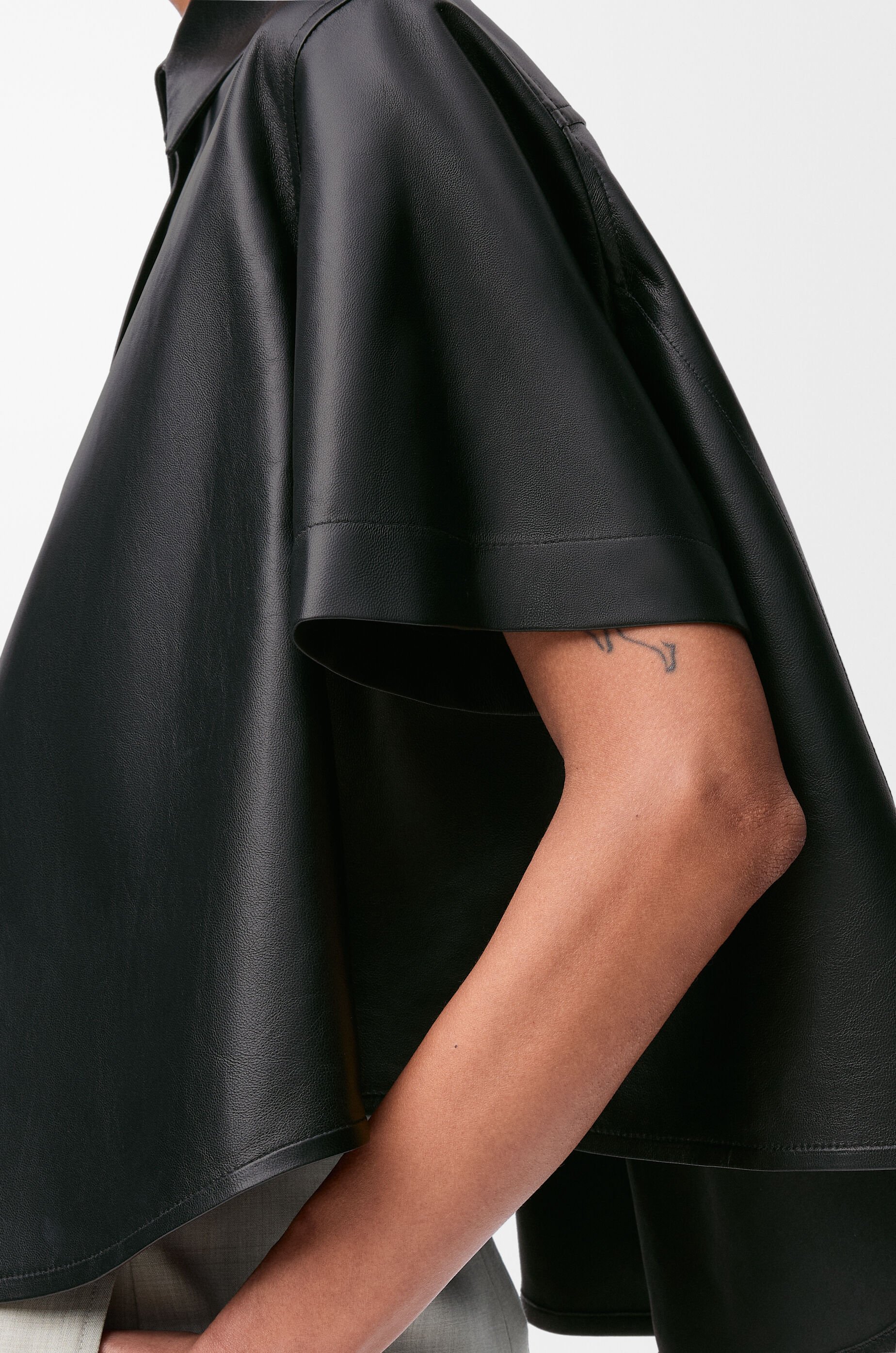 ショートスリーブ トラペーズ シャツ（ナパラム） ブラック - LOEWE