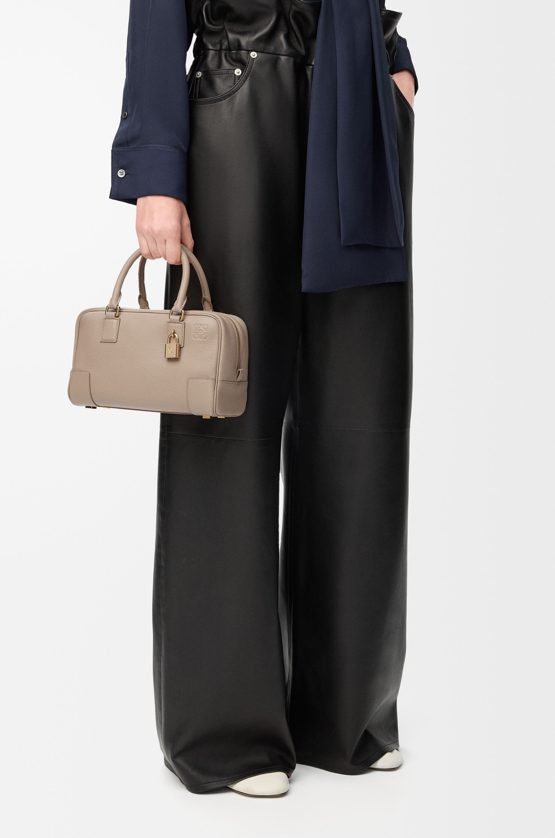 アマソナ23 バッグ（ソフトグレインカーフ） ベージュ - LOEWE