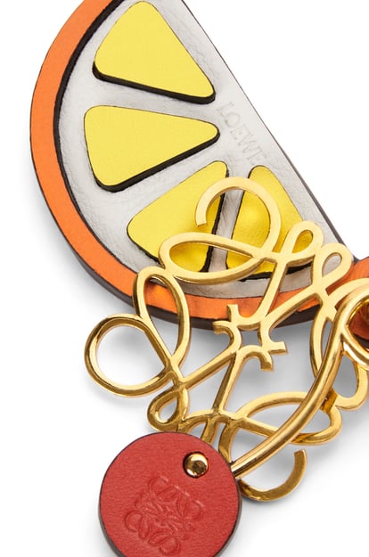 LOEWE Schlüsselanhänger mit Orangenscheibe aus Kalbsleder und Messing Orange plp_rd