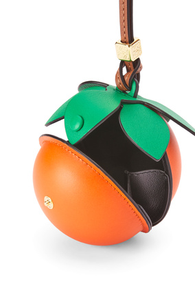 LOEWE Charm monedero Passionfruit en piel de ternera Naranja/Verde plp_rd