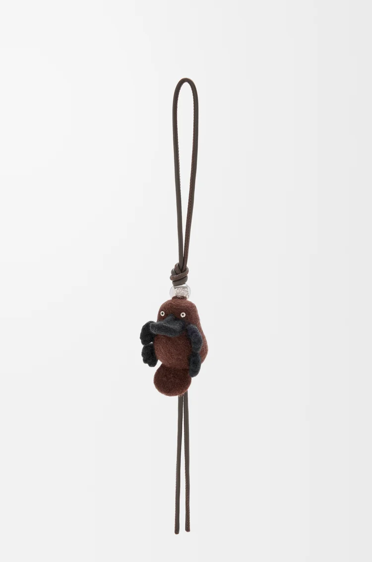 LOEWE Charm Platypus en fieltro Chocolate/Negro