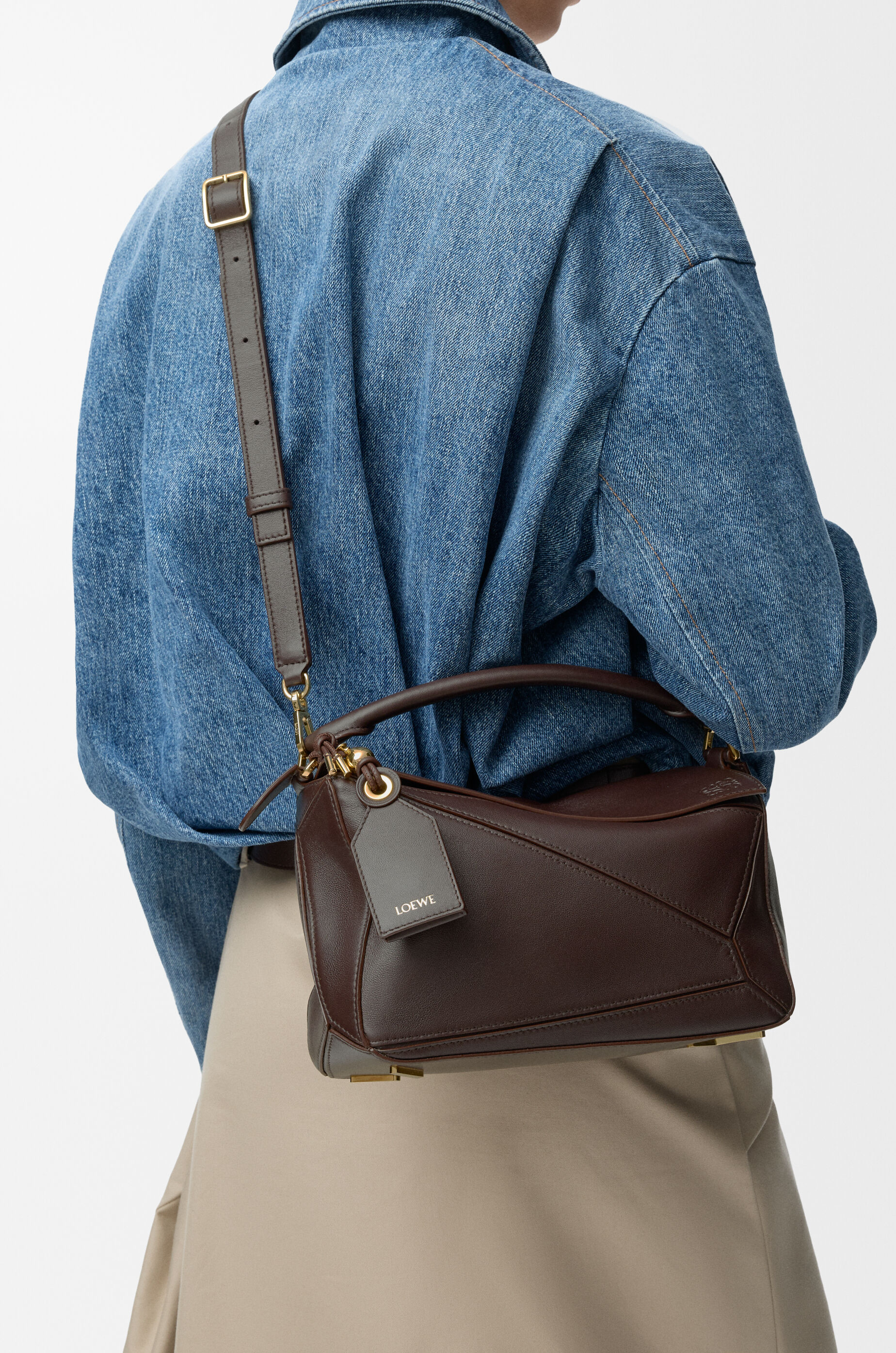 フェザーライト パズルバッグ スモール（ナパラム） ブラウン - LOEWE