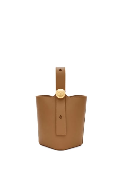 LOEWE Mini Pebble Bucket Bag aus weichem Kalbsleder Eichenholzfarben plp_rd