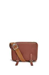 LOEWE ミリタリー メッセンジャーバッグ XS (ソフトグレインカーフ) Cognac