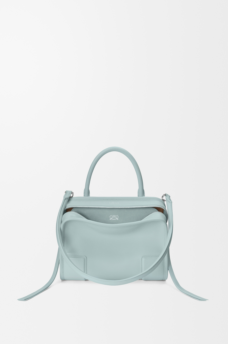 LOEWE Bolso Amazona 180 pequeño en piel de ternera suave Bruma Mineral