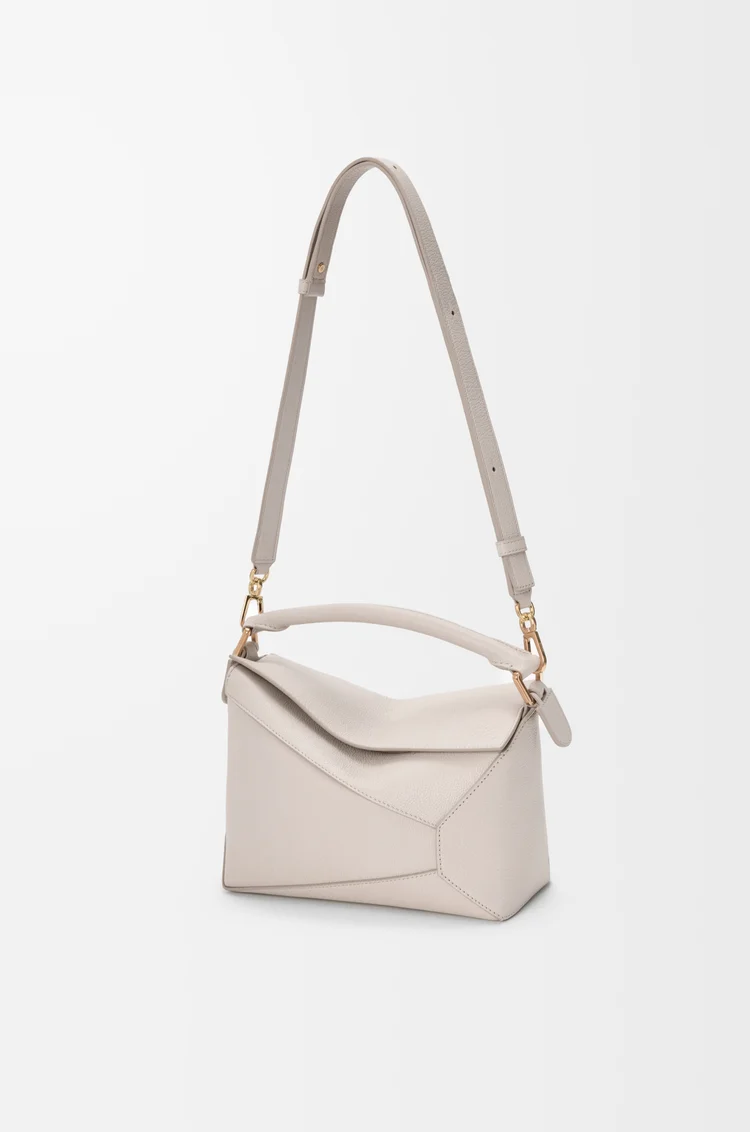 LOEWE Bolso Puzzle Edge pequeño en suave piel de ternera graneada Gris Claro