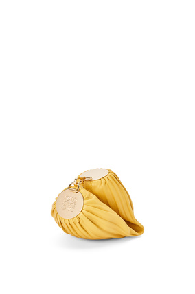 LOEWE Pouch pequeño en forma de pulsera en napa plisada Amarillo plp_rd