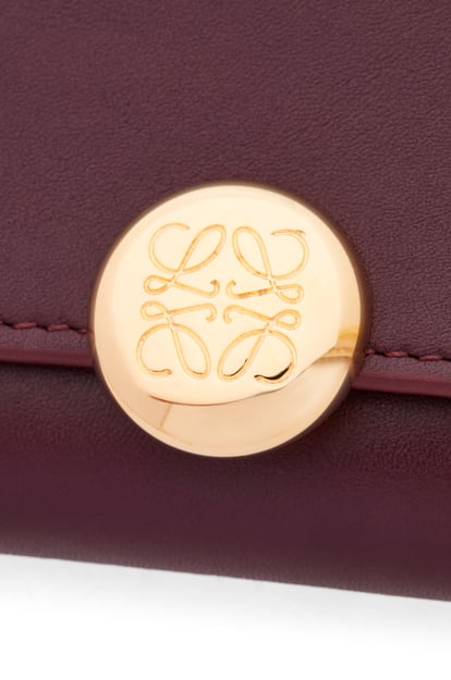 LOEWE Kontinentale Pebble Brieftasche aus glänzendem Nappa-Kalbsleder Burgunderrot plp_rd