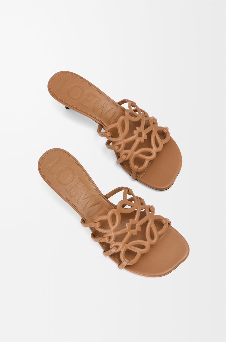 LOEWE Sandalia Petal Anagram en piel de ternera Camel