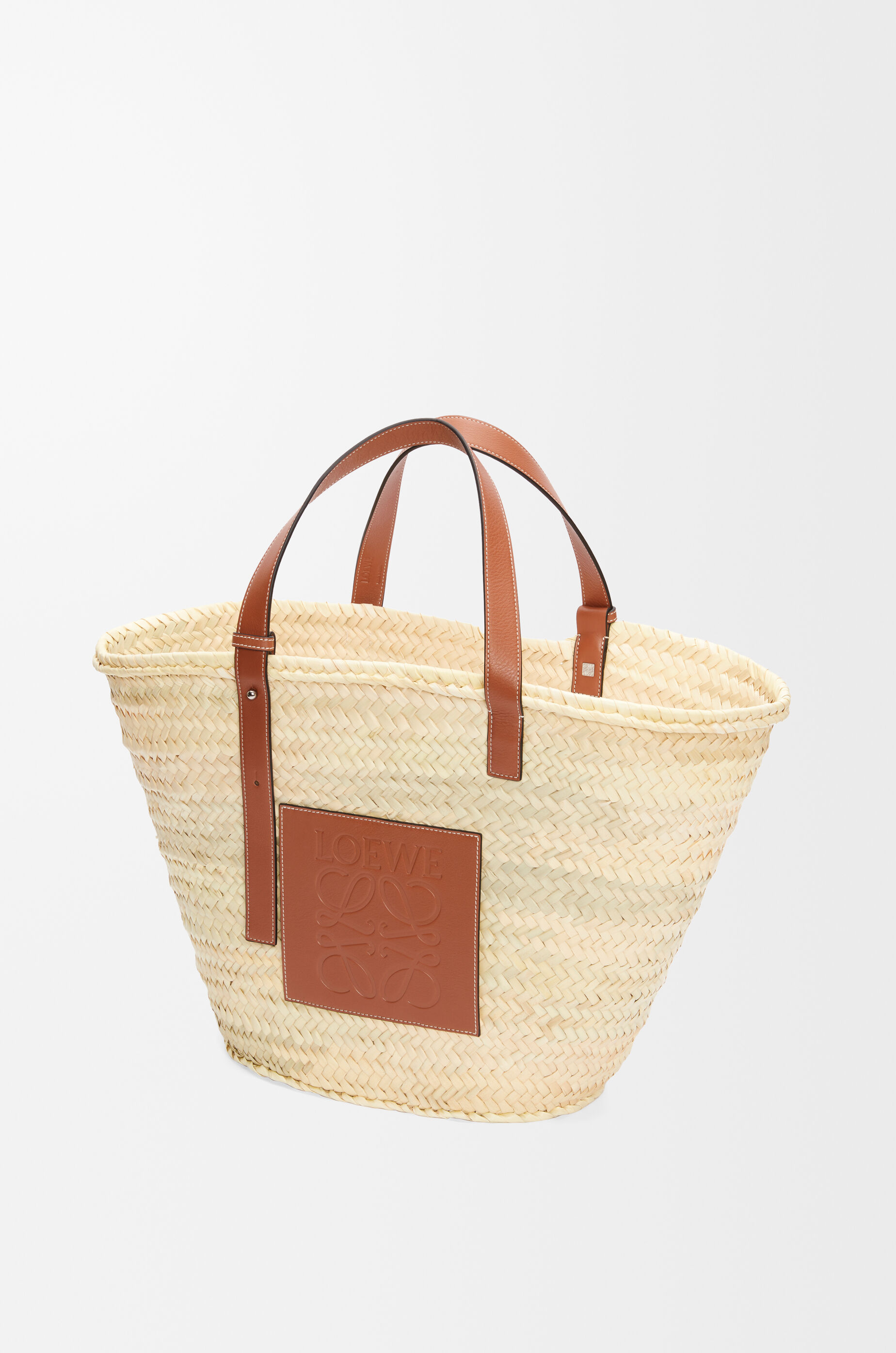 LOEWE　クラシック バスケット ラージ Large Basket bag in palm leaf and calfskin Beige - LOEWE USA