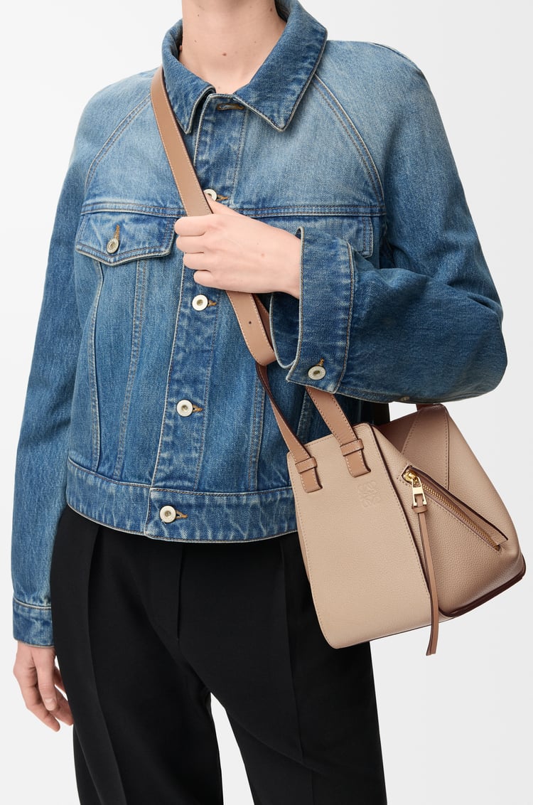 LOEWE Bolso Hammock Compact en piel de ternera Arena