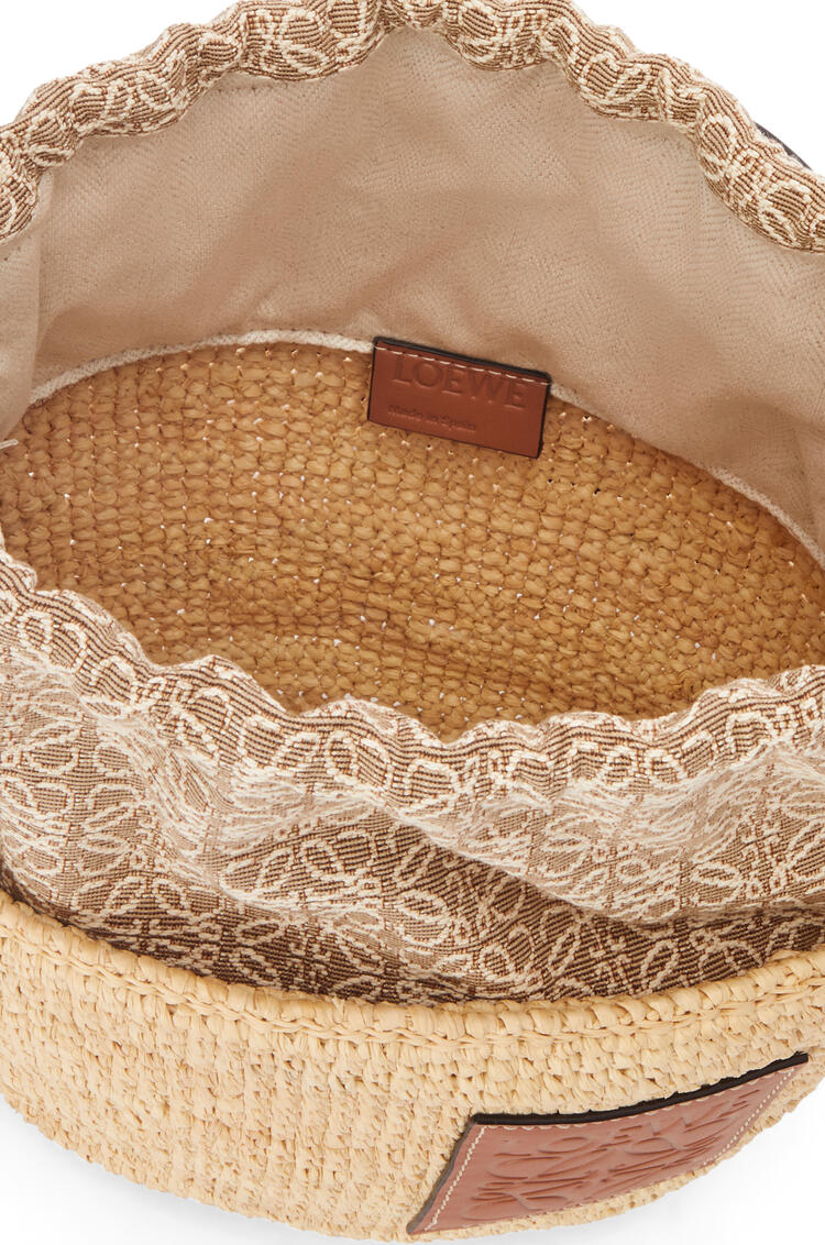 LOEWE Anagram Pochette Basket bag in raffia, jacquard and calfskin Natural/Tan pdp_rd