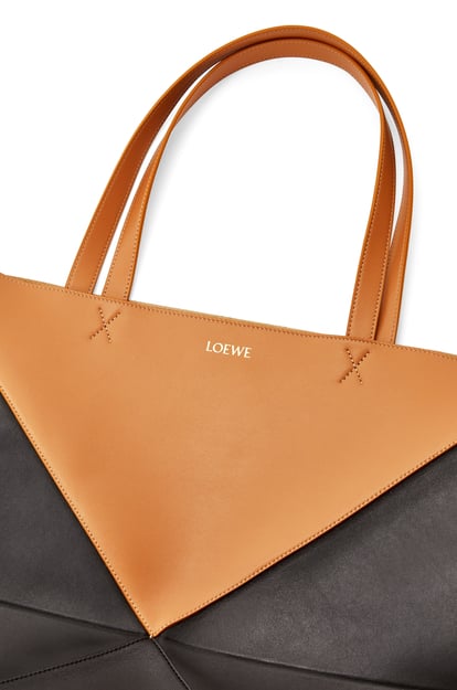 LOEWE XL Puzzle Fold Tote in shiny calfskin 黑色/暖沙色 plp_rd