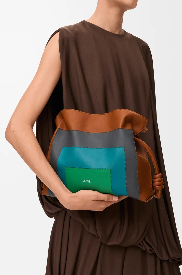 LOEWE Mittelgroße Flamenco Clutch aus Nappa-Kalbsleder Karamell/Helles Grün