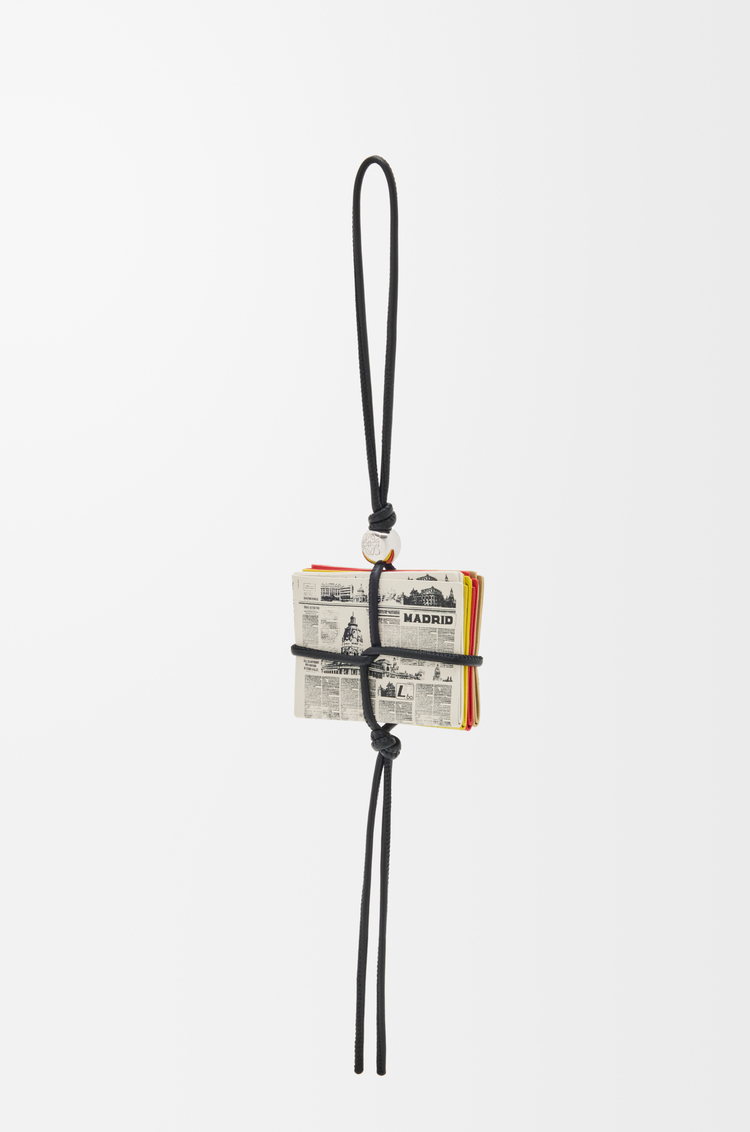 LOEWE Charm con forma de periódico en piel de ternera Multicolor