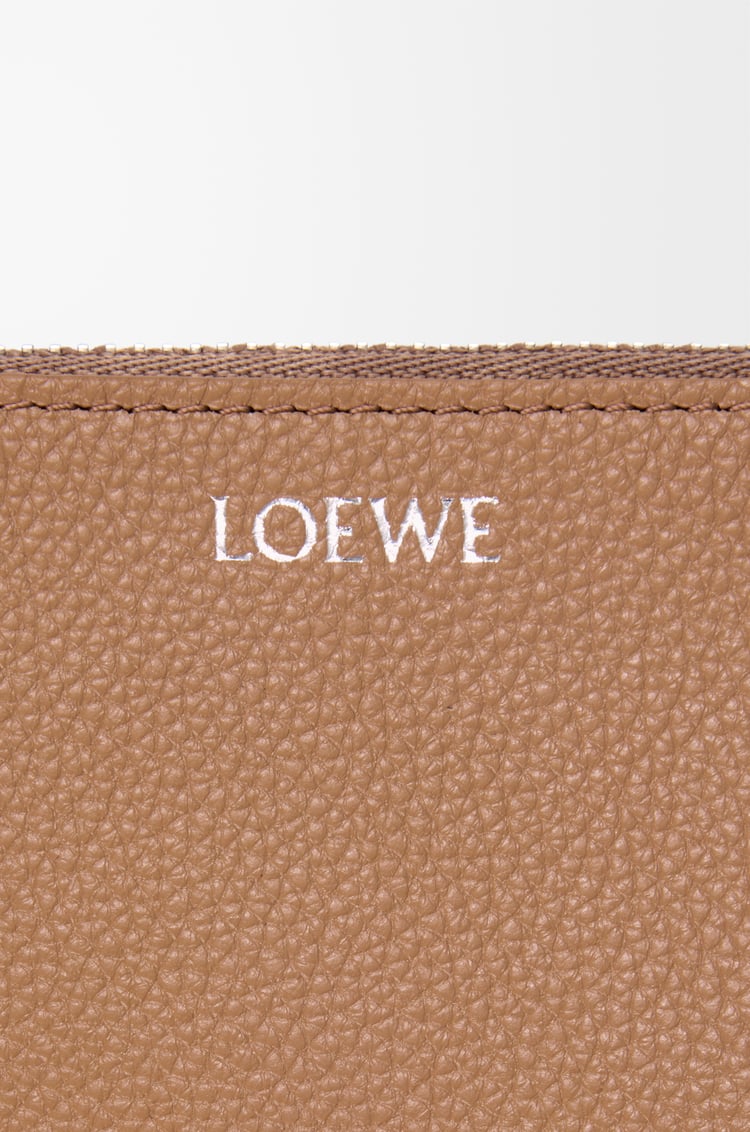 LOEWE Porte-cartes et monnaie Pebble en cuir de veau grainé Moka