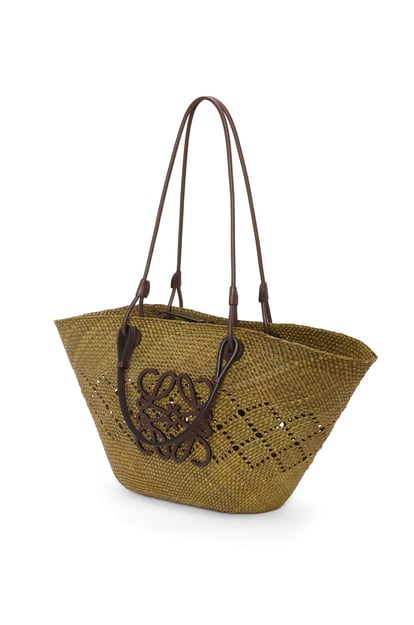 LOEWE Anagram Basket bag in raffia and calfskin Olive/Chestnut plp_rd