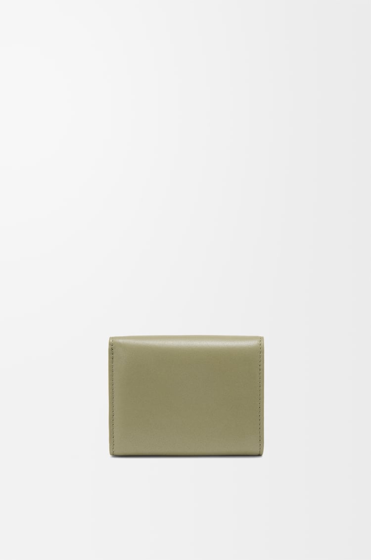 LOEWE パファー アナグラム トライフォールド ウォレット（シャイニーナパカーフ） ユーカリグリーン