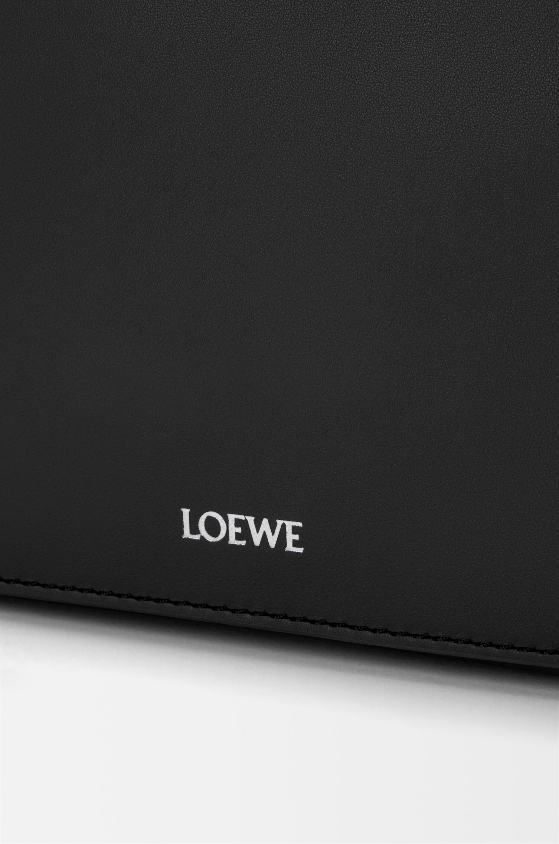 【国内発】LOEWE Flex メッセンジャーバック ミディアム LOEWE（ロエベ）の「Loewe Puzzle Xl Full-Grain Leather