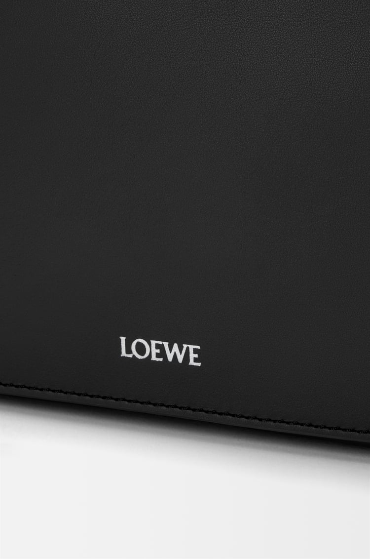 LOEWE Bolso Pebble messenger mediano en piel de ternera Negro
