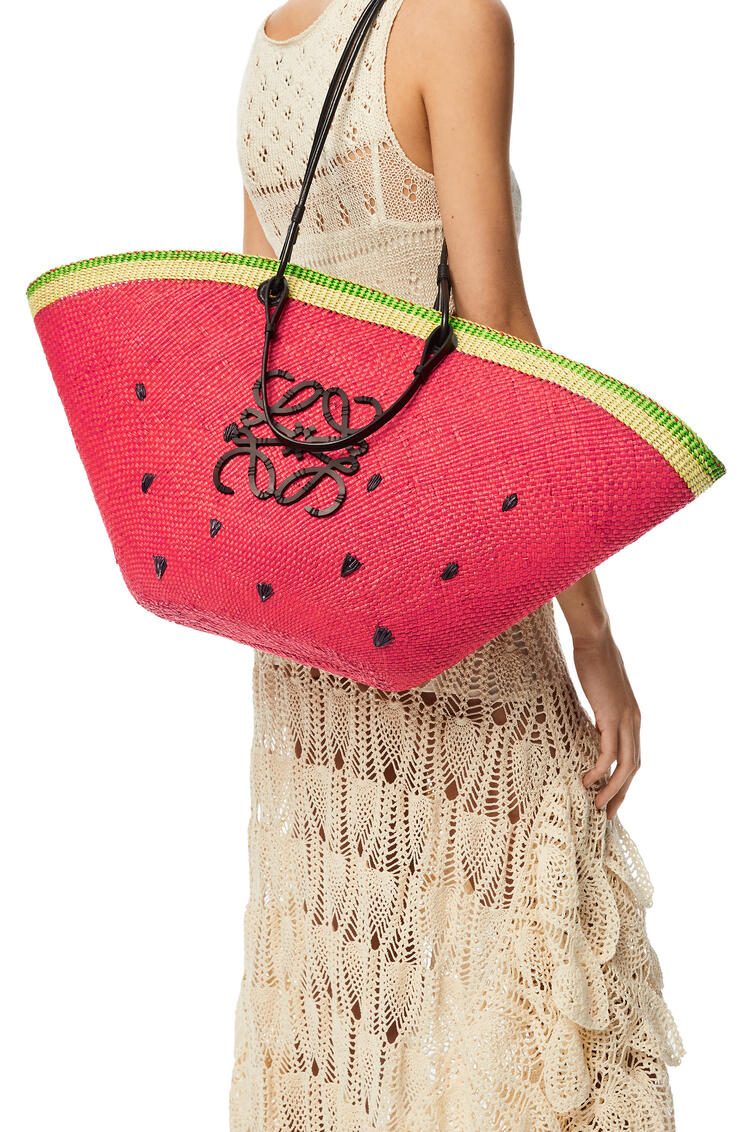 LOEWE Bolso Basket Watermelon grande en palma de iraca y piel de ternera Rojo pdp_rd
