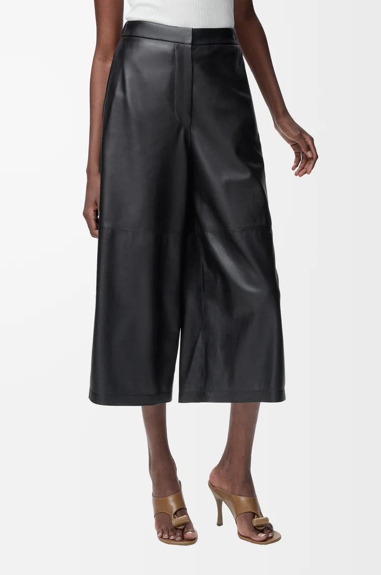 LOEWE Pantalón cropped en piel napa de cordero Negro