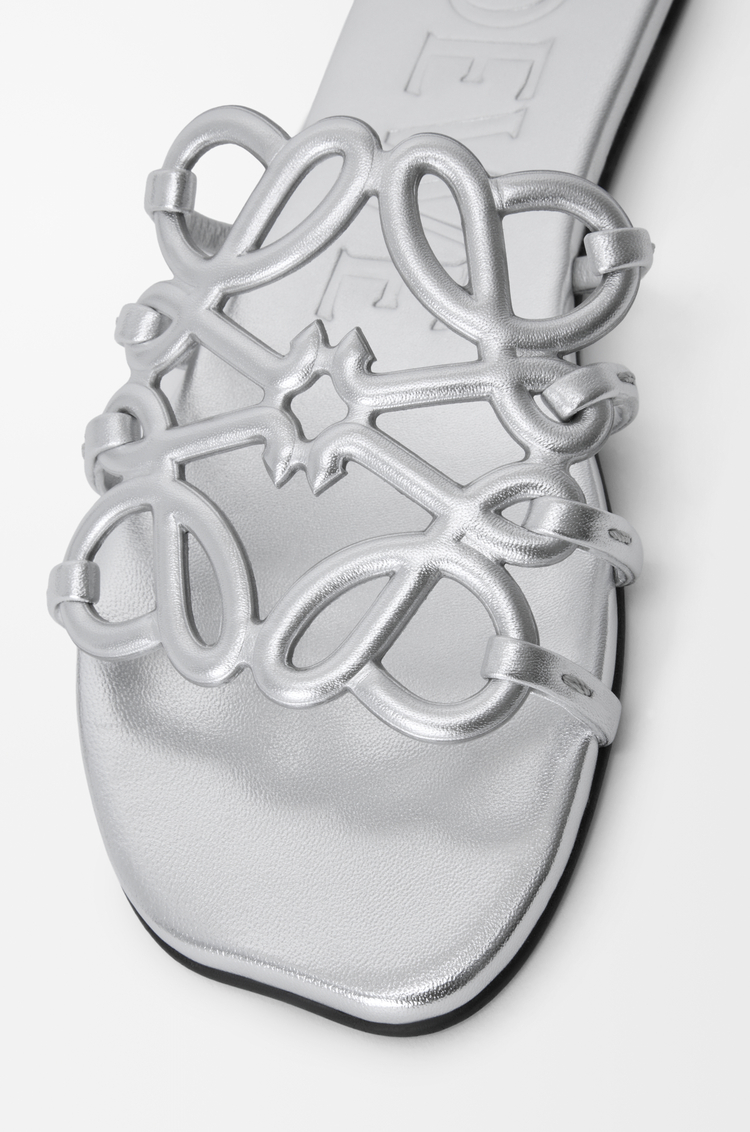 LOEWE Mules Petal Anagram en cuir d'agneau laminé Argent